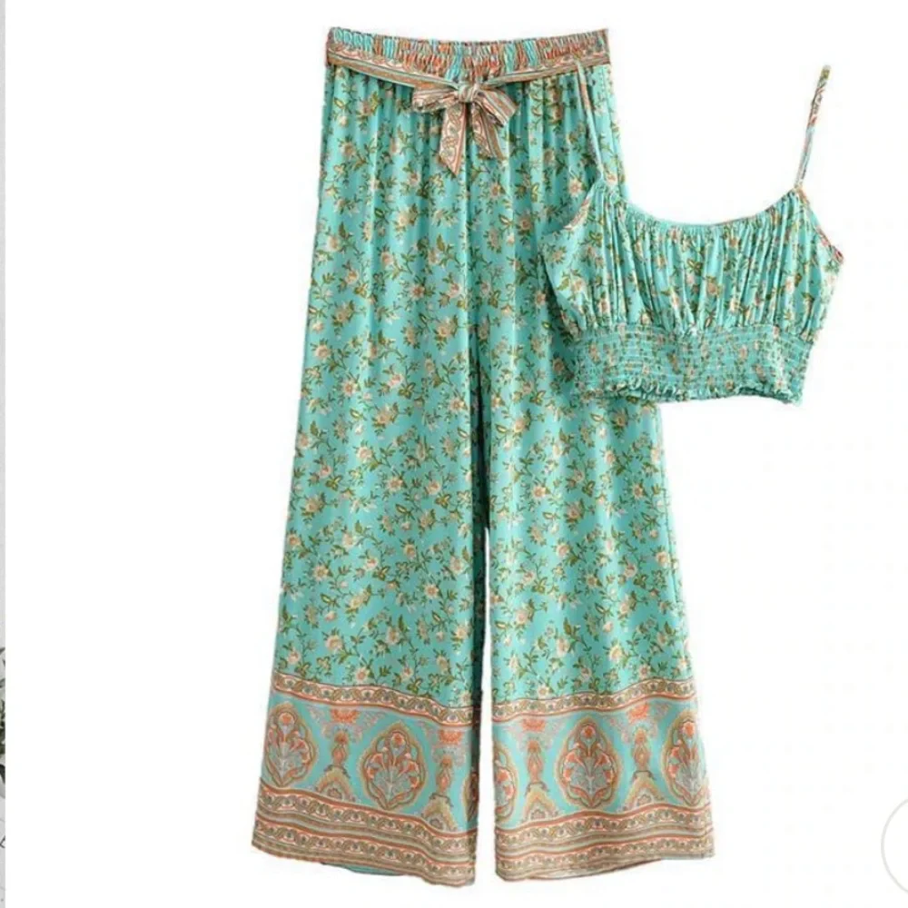 💕Sale💕 2-piece crop and pants - Picture 8 of 15